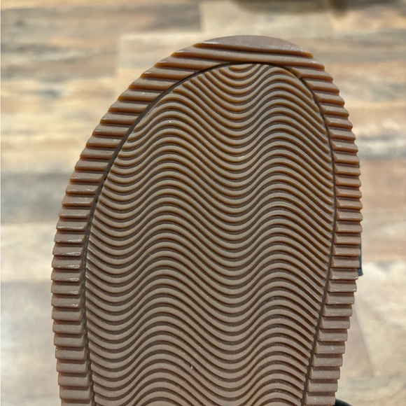 EUC Women’s Leather Chacos - Picture 4 of 5